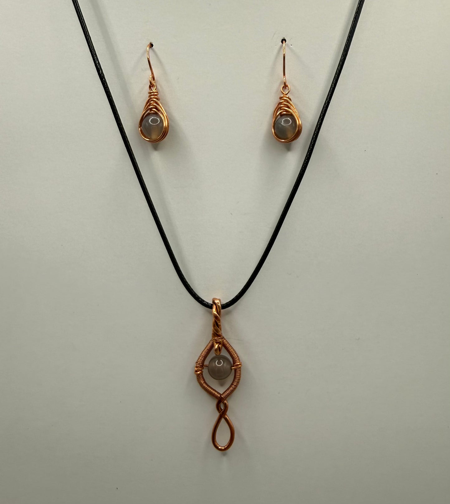 Unique copper pendant and earrings with labradorite stone